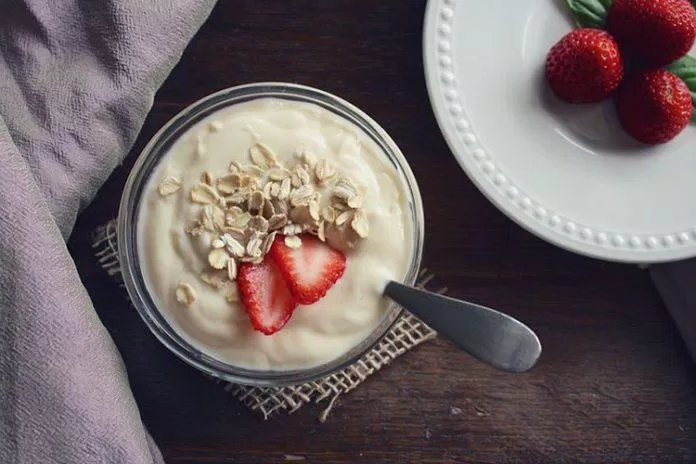 Nên ăn sữa chua cùng ngũ cốc và hoa quả vào bữa sáng để có hệ tiêu hóa khỏe mạnh (Nguồn: Internet)