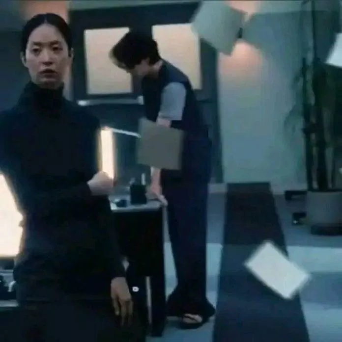 Các fan soi ra được đây chính là V. (Ảnh: MV "MORE")