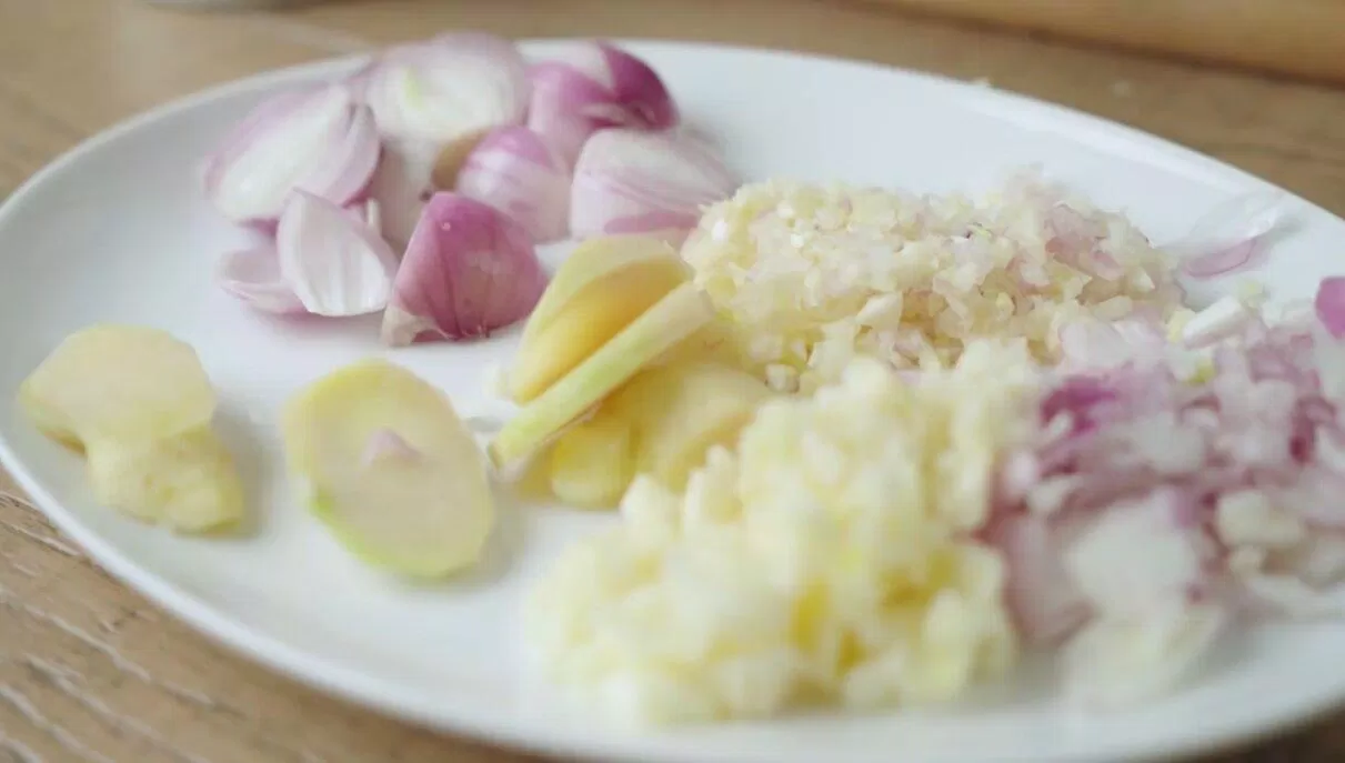 Thái miếng to hành và gừng (nguồn: cobabinhduong)
