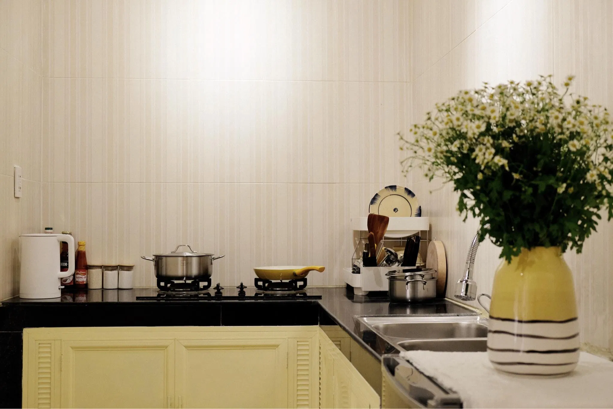 Nhà bếp đầy đủ tiện nghi của The Homestay Notebook (Nguồn: fanpage The Notebook Homestay) Nhà bếp đầy đủ tiện nghi của The Homestay Notebook (Nguồn: fanpage The Notebook Homestay)