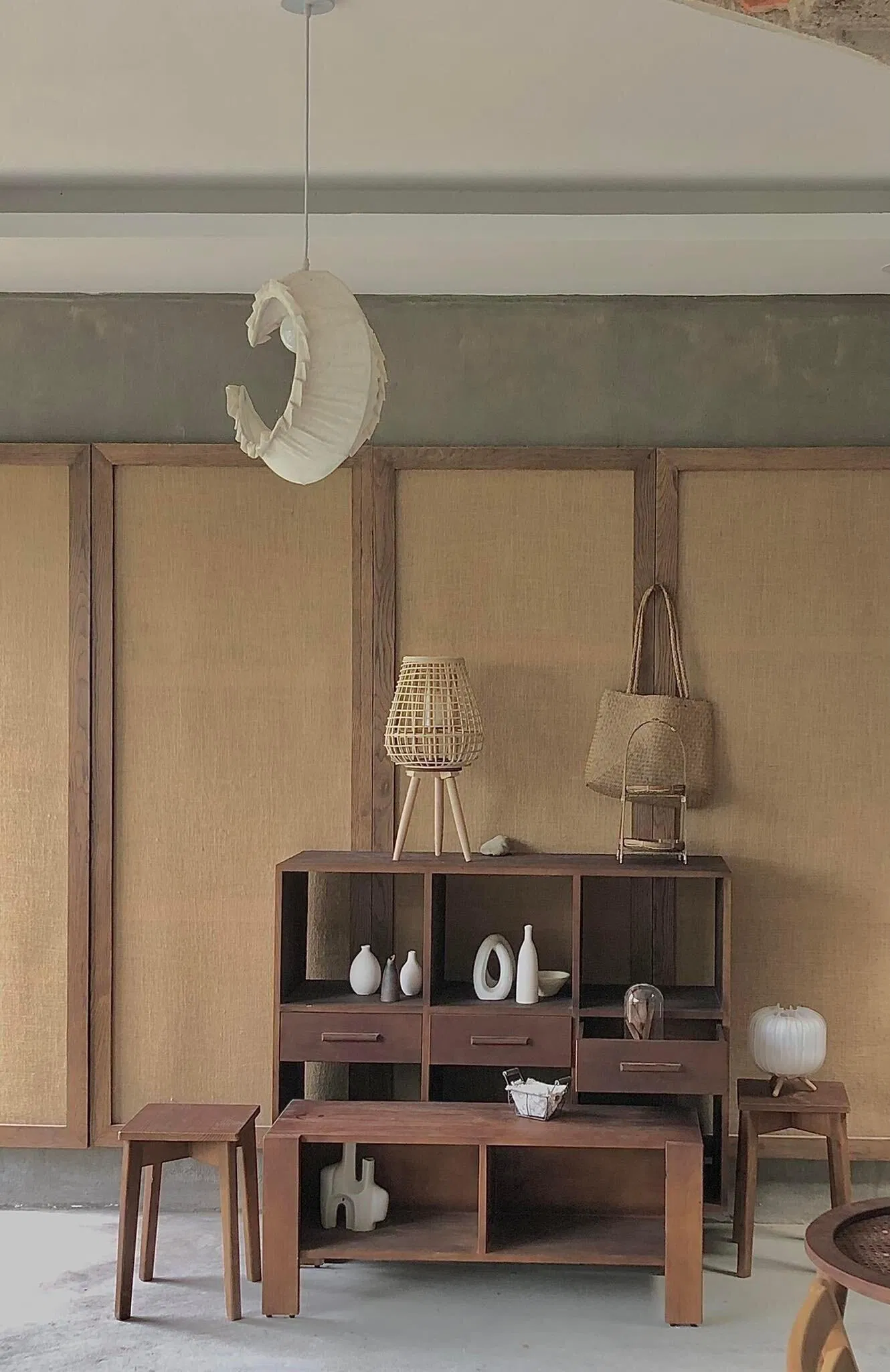 QUán thường trang trí bằng đồ vật màu nâu để tôn lên không gian, (Nguồn ảnh: BlogAnChoi). QUán thường trang trí bằng đồ vật màu nâu để tôn lên không gian, (Nguồn ảnh: BlogAnChoi).