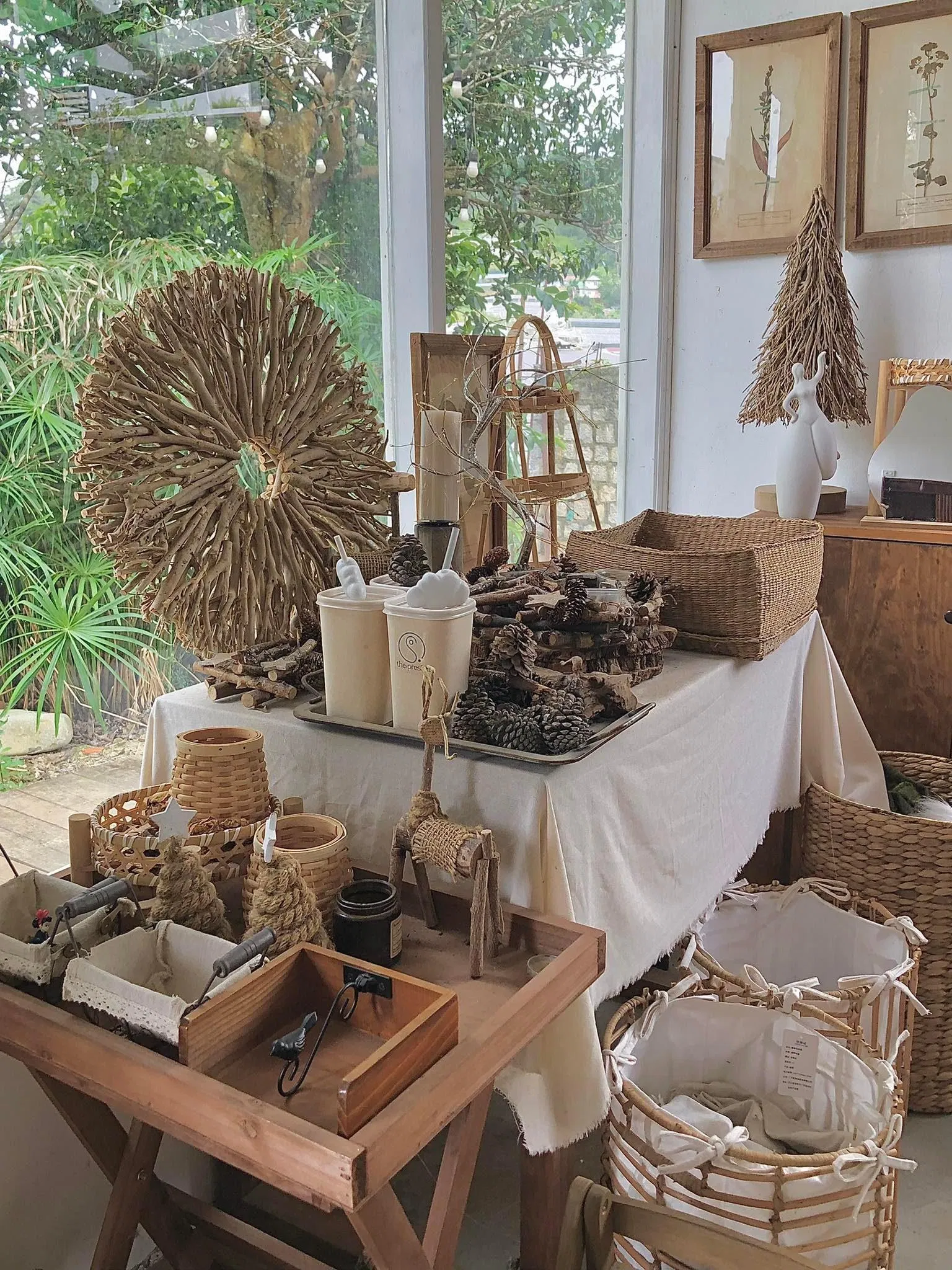 Quầy phục vụ trang trí bằng những quả thông và giỏ mây xinh xắn. (Nguồn ảnh: BlogAnChoi).