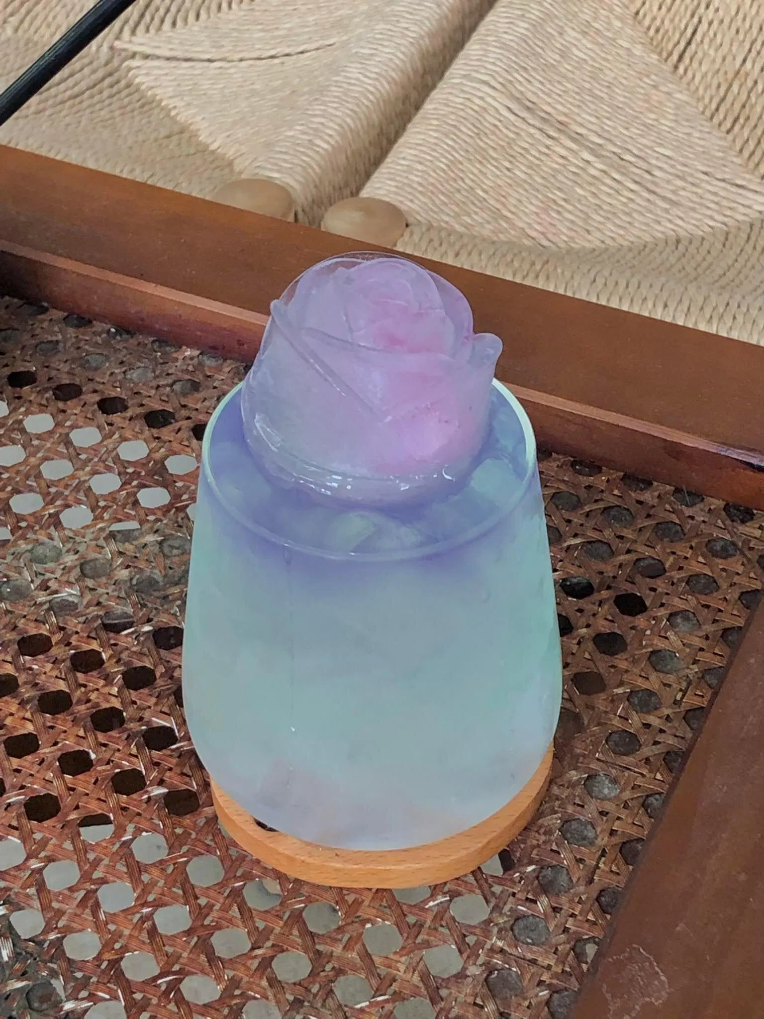 Quán trang trí nước bằng cách tạo hình đá rất xinh. (Nguồn ảnh: BlogAnChoi).