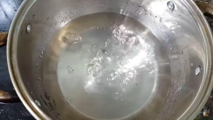 Nước đường nấu theo tỉ lệ 1:1 (Nguồn Youtube: Góc Bếp Nhỏ)