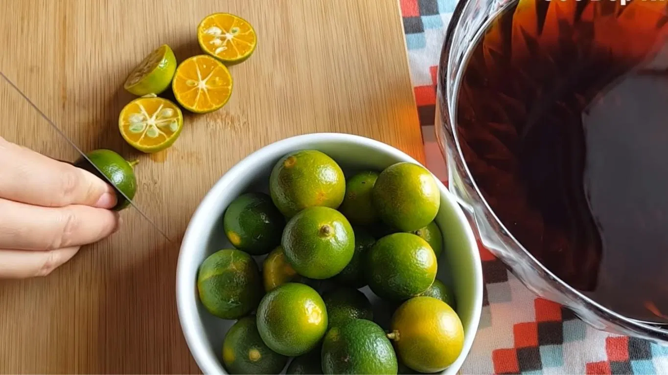 Cắt tắc để lấy nước cốt và trang trí (Nguồn Youtube: Góc Bếp Nhỏ)