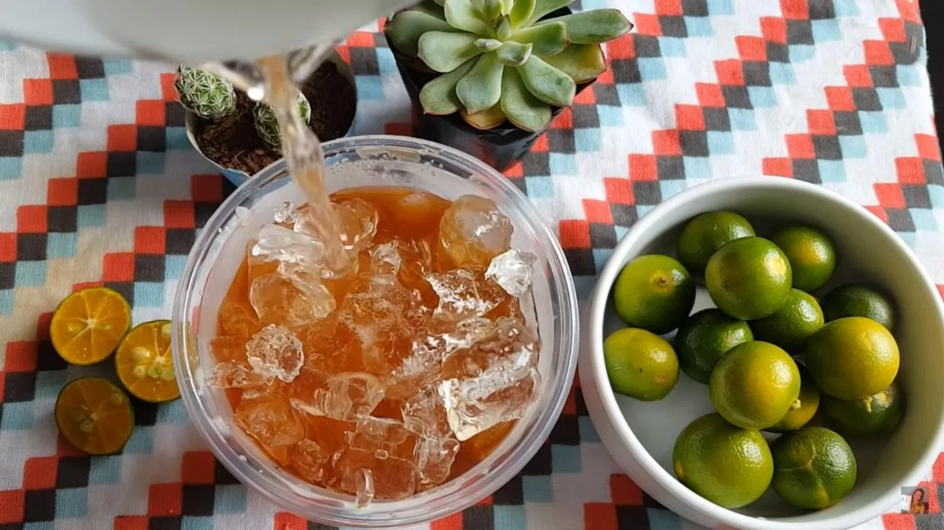 Các nguyên liệu kết hợp với nhau tạo nên một ly trà tắc thơm ngon (Nguồn Youtube: Góc Bếp Nhỏ)