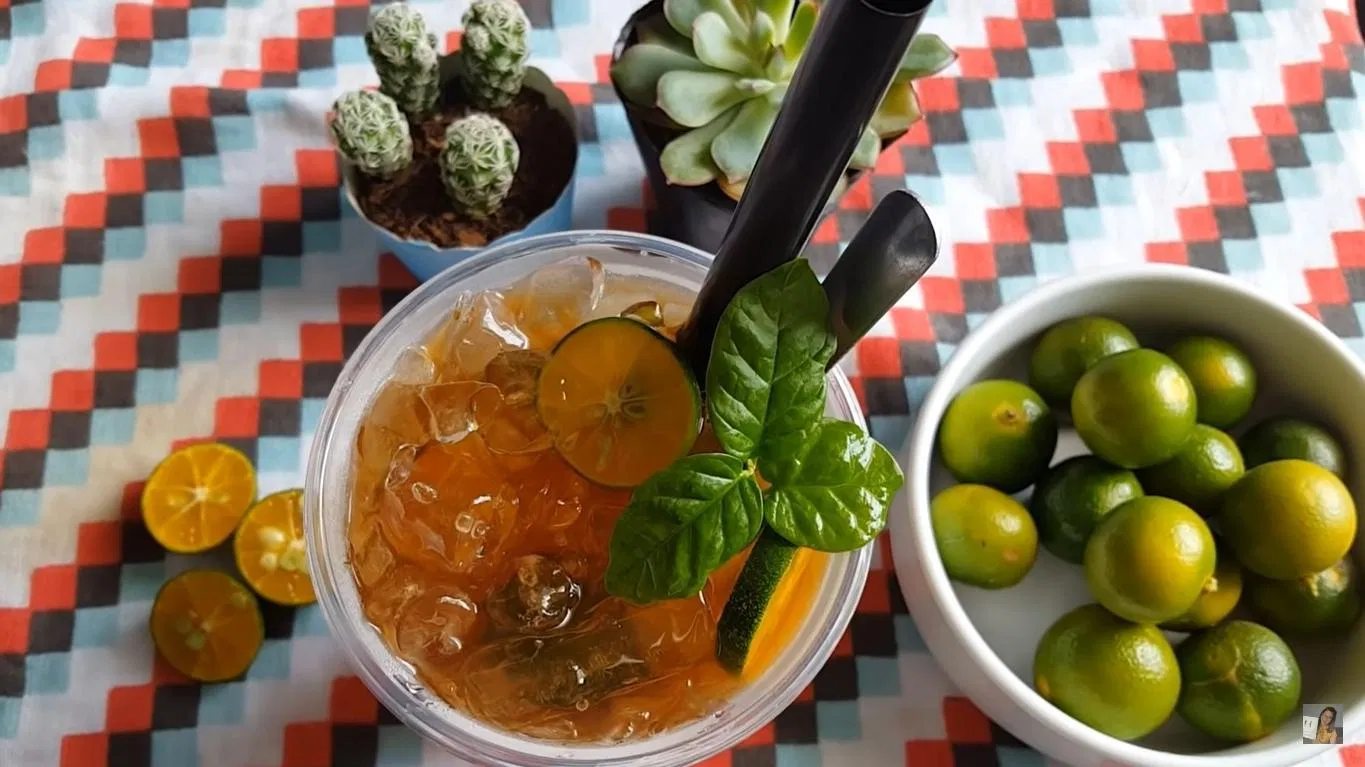 Trang trí ly trà bằng một vài trái tắc và lá bạc hà (Nguồn Youtube: Góc Bếp Nhỏ)