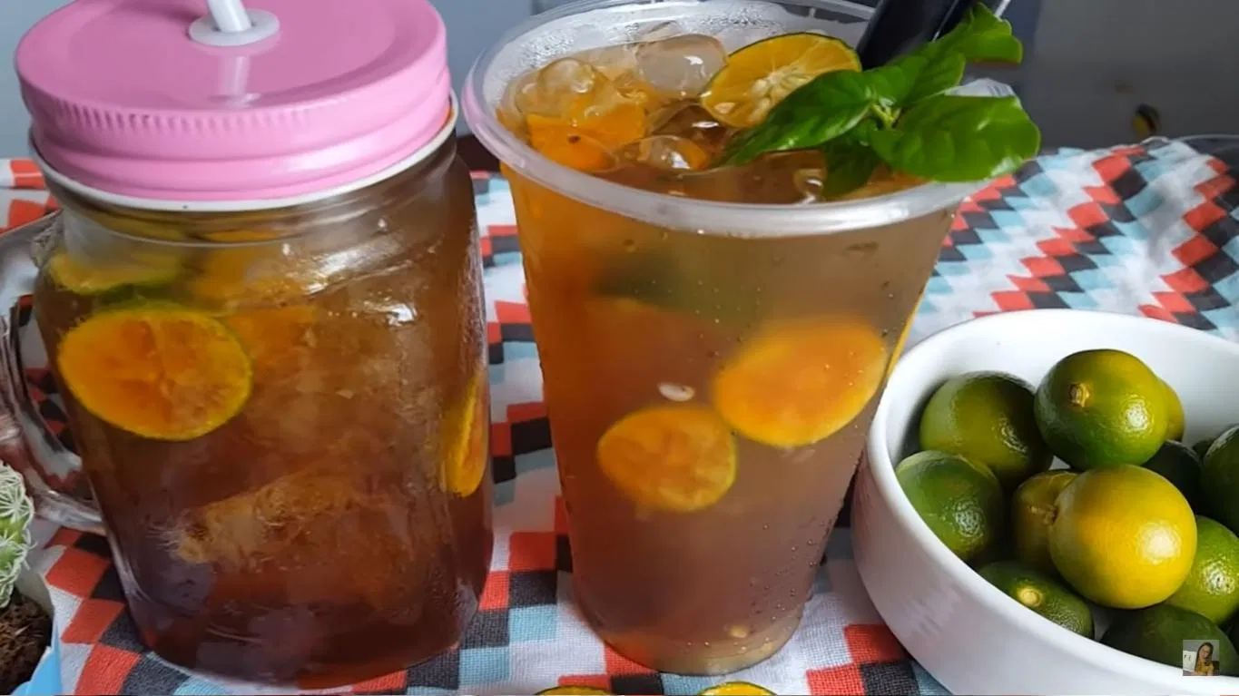 Trà tắc có màu vàng cam đẹp mắt (Nguồn Youtube: Góc Bếp Nhỏ)