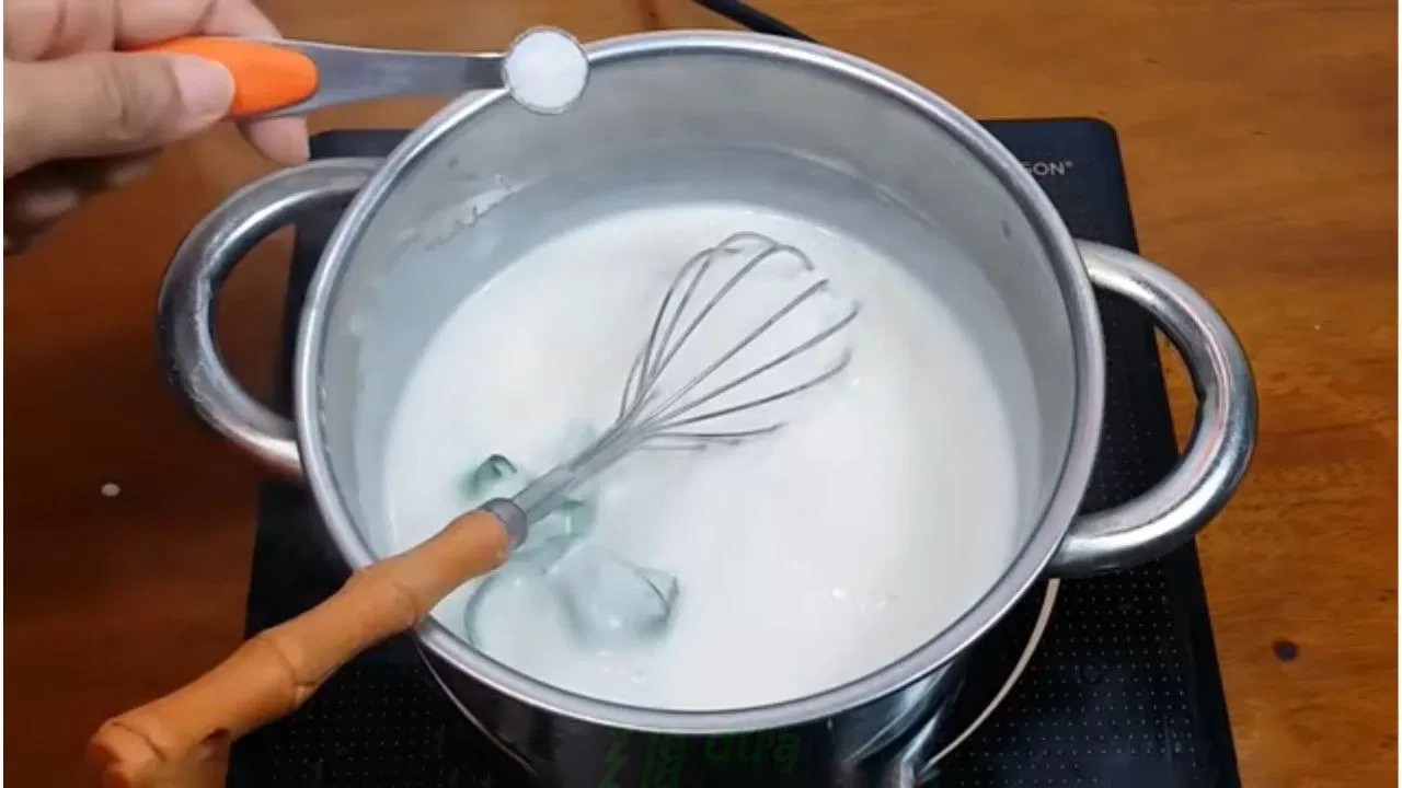 Nước cốt dừa nấu đến khi có độ đặc sệt