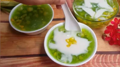 Rưới một lớp nước cốt dừa và đặt một ít hạt ngô lên trên bát chè để trang trí