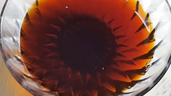 Nước cốt trà có màu đậm đặc (Nguồn Youtube: Góc Bếp Nhỏ)