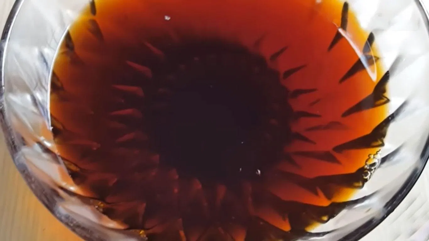 Nước cốt trà có màu đậm đặc (Nguồn Youtube: Góc Bếp Nhỏ)