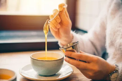 Bạn nên uống mỗi buổi sáng một ly mật ong chanh (Nguồn: Internet) Bạn nên uống mỗi buổi sáng một ly mật ong chanh (Nguồn: Internet)