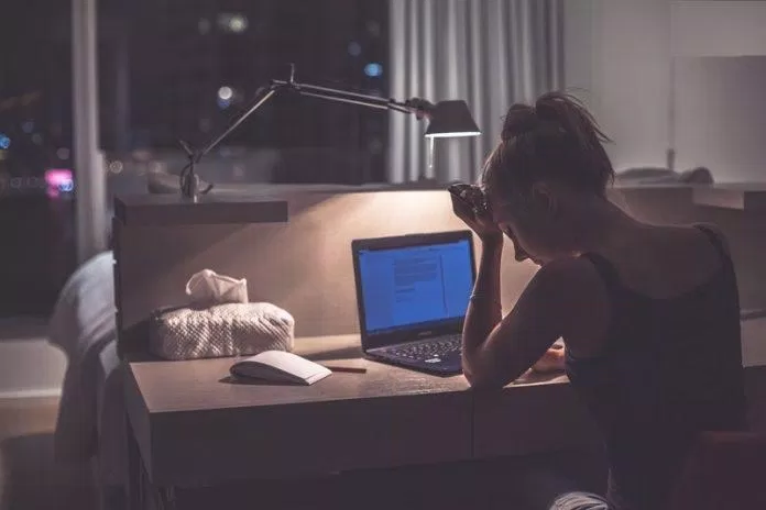 Thói quen thức khuya là nguy cơ cao gây ra quầng thâm mắt(Nguồn: Internet)