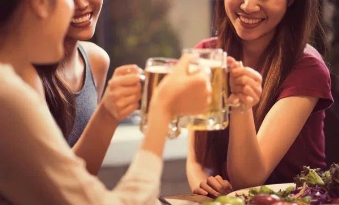 Uống nhiều rượu bia dễ tăng nguy cơ ung thư (Nguồn: Internet) Uống nhiều rượu bia dễ tăng nguy cơ ung thư (Nguồn: Internet)