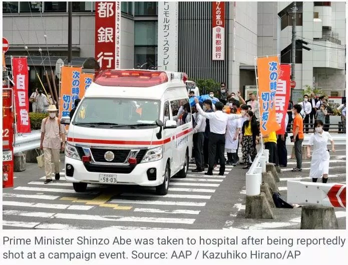 Xe cứu thương đưa ông Abe tới viện (Nguồn: Internet)
