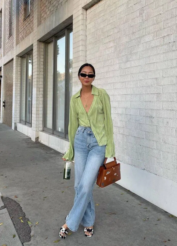 Những chiếc áo với chất liệu mềm mại như lụa, voan sẽ giúp các nàng vai rộng có cảm giác nhẹ nhàng và thanh thoát hơn. (Nguồn: Internet) Những chiếc áo với chất liệu mềm mại như lụa, voan sẽ giúp các nàng vai rộng có cảm giác nhẹ nhàng và thanh thoát hơn. (Nguồn: Internet)