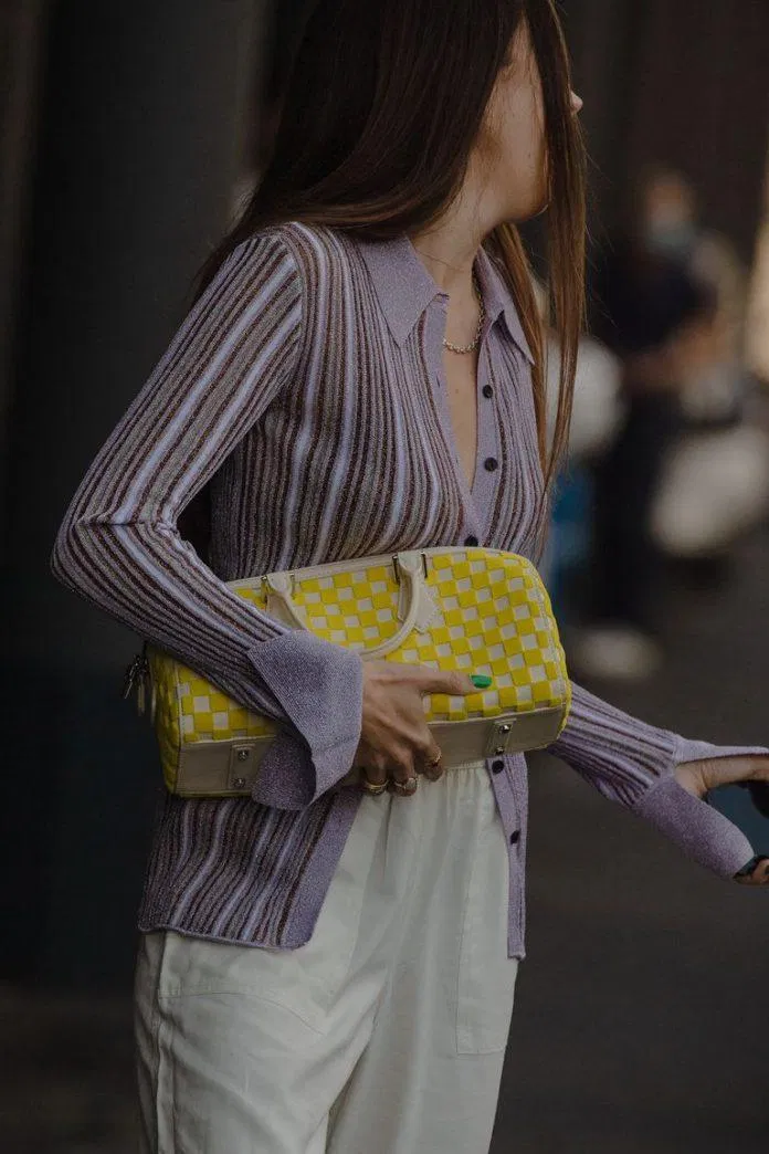 Họa tiết sọc dọc giúp tạo cảm giác phần trên thon gọn hơn. (Nguồn: Internet) Họa tiết sọc dọc giúp tạo cảm giác phần trên thon gọn hơn. (Nguồn: Internet)