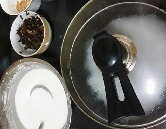 Tráng bánh cuốn. (Ảnh: Internet)