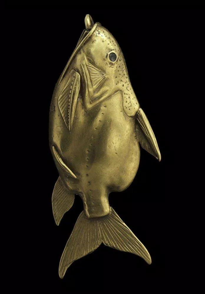 Món đồ trang sức thời Ai Cập cổ đại có hình cá bơi ngửa (Nguồn: Internet)