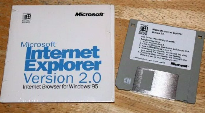 Phiên bản IE 2 được cài trên đĩa mềm kiểu cũ (Ảnh: Internet)
