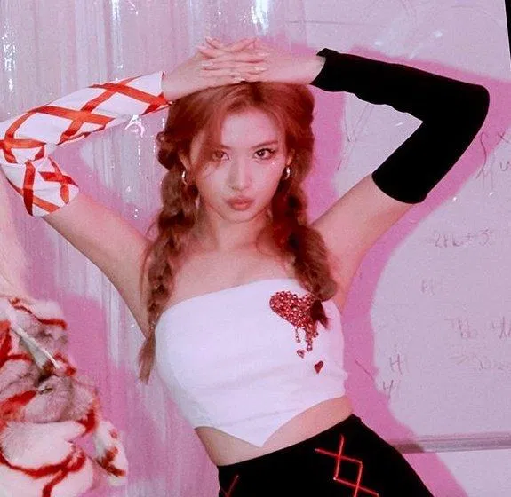 Sana là át chủ bài không thể thiếu của TWICE (Ảnh: Internet)