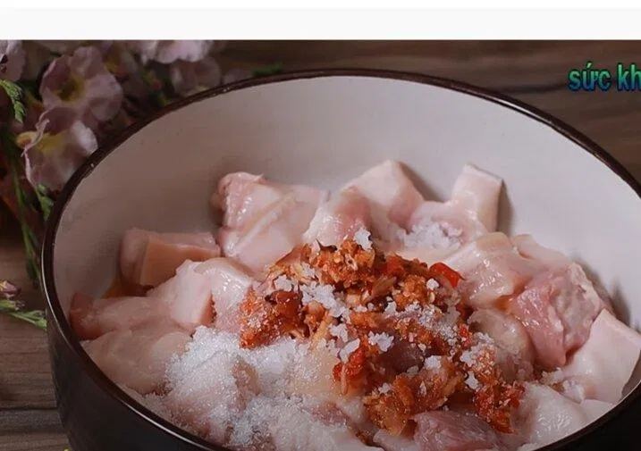 Ướp thịt kho dứa (Ảnh: Internet)