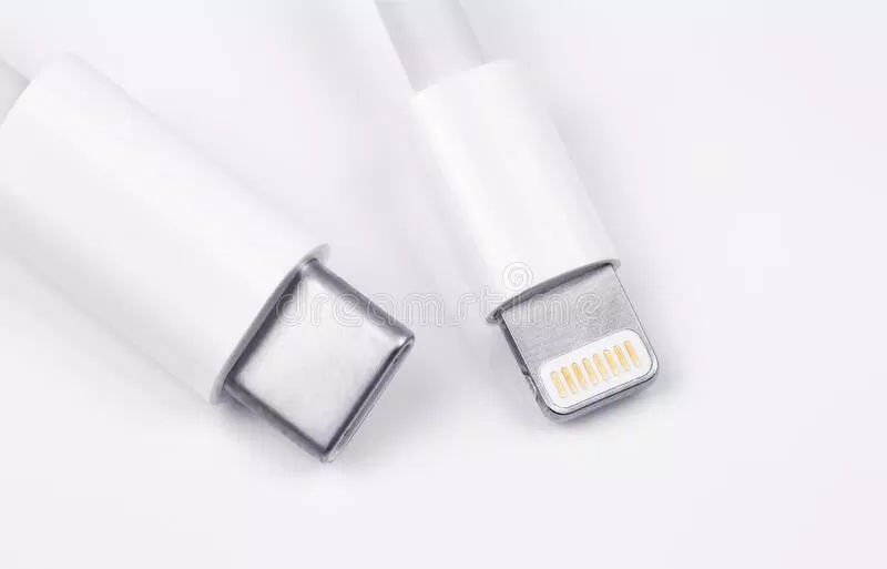 So sánh đầu cắm của Lightning (bên phải) với USB-C (Ảnh: Internet). So sánh đầu cắm của Lightning (bên phải) với USB-C (Ảnh: Internet).