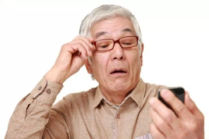 Mắt viễn thị không nhìn rõ vật ở gần nên phải đưa ra xa (Ảnh: Internet) Mắt viễn thị không nhìn rõ vật ở gần nên phải đưa ra xa (Ảnh: Internet)