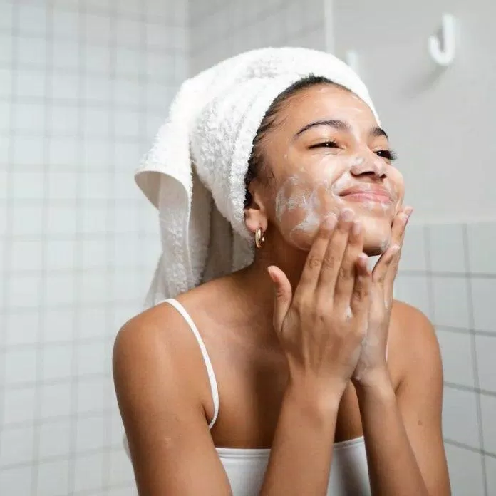 Rửa mặt sai cách sẽ khiến da bạn mọc lên chi chít mụn ẩn (Ảnh: internet)