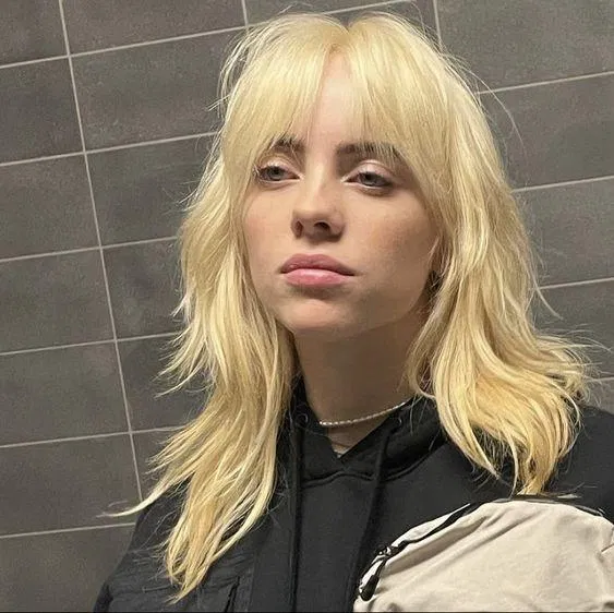 Kiểu tóc làm mưa làm gió của Billie Eilish (Nguồn ảnh: Internet).