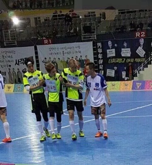 Xiumin bị chấn thương đầu gối trong một trận đấu futsal |  Internet