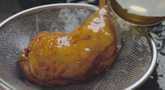 Xối mỡ lên da gà cho vàng ươm, giòn rụm (nguồn: cobabinhduong)