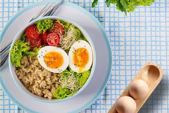 Bổ sung thêm các thực phẩm khác như trứng ăn cùng với yến mạch (Ảnh: Internet) Bổ sung thêm các thực phẩm khác như trứng ăn cùng với yến mạch (Ảnh: Internet)