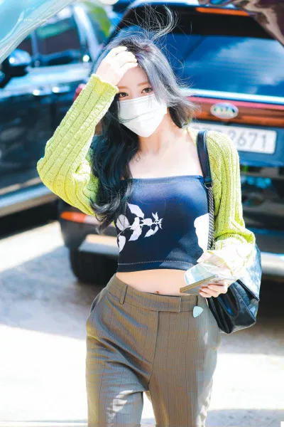 Ngay cả khẩu trang cũng không thể che đi được vẻ đẹp bùng nổ này (Ảnh: Internet)