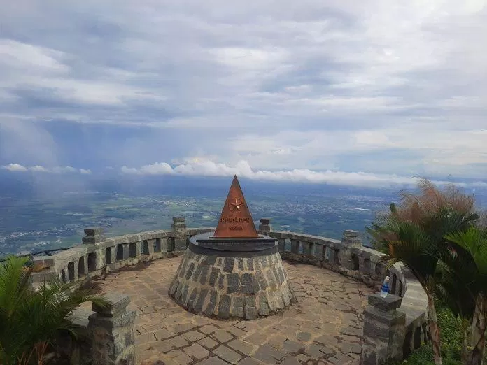 Cột mốc 986m đỉnh núi Bà Đen Tây Ninh (Ảnh: phucngoan114). Cột mốc 986m đỉnh núi Bà Đen Tây Ninh (Ảnh: phucngoan114).