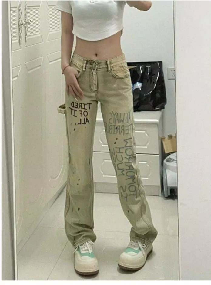 Quần Jean ống thẳng màu kaki phong cách hiphop đường phố Âu Mỹ màu sắc thời trang xuân thu dành cho bạn nữ. Nguồn: Internet