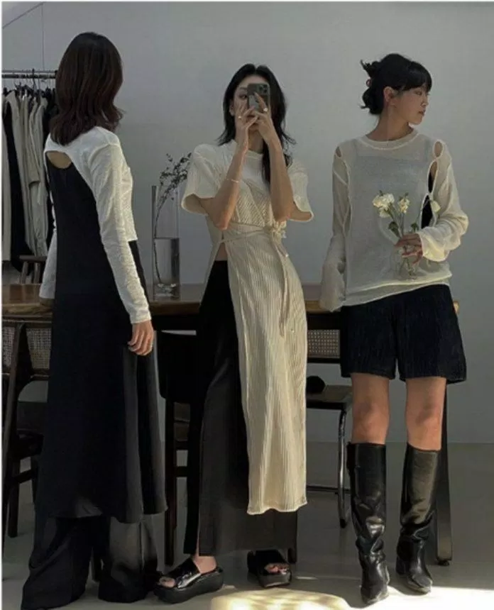 Đầm dáng dài cổ tròn thiết kế xẻ tà phong cách Hàn Quốc thời trang. Nguồn: Inernet