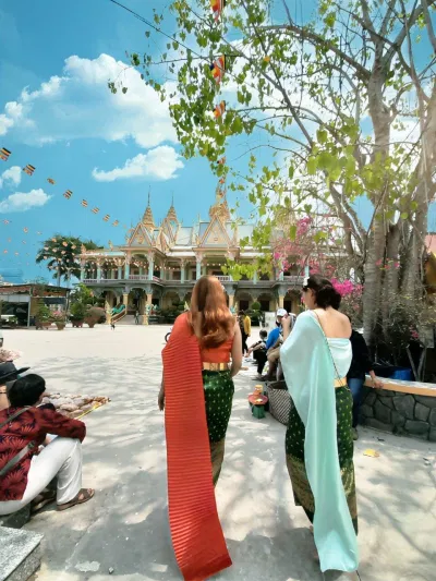 Hình ảnh 2 cô gái trong trang phục truyền thống của dân tộc Khmer (Ảnh: Internet). Hình ảnh 2 cô gái trong trang phục truyền thống của dân tộc Khmer (Ảnh: Internet).