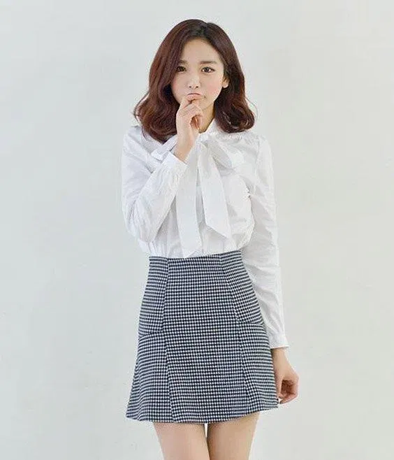Áo sơ mi phối với chân váy chữ A (ảnh: internet)
