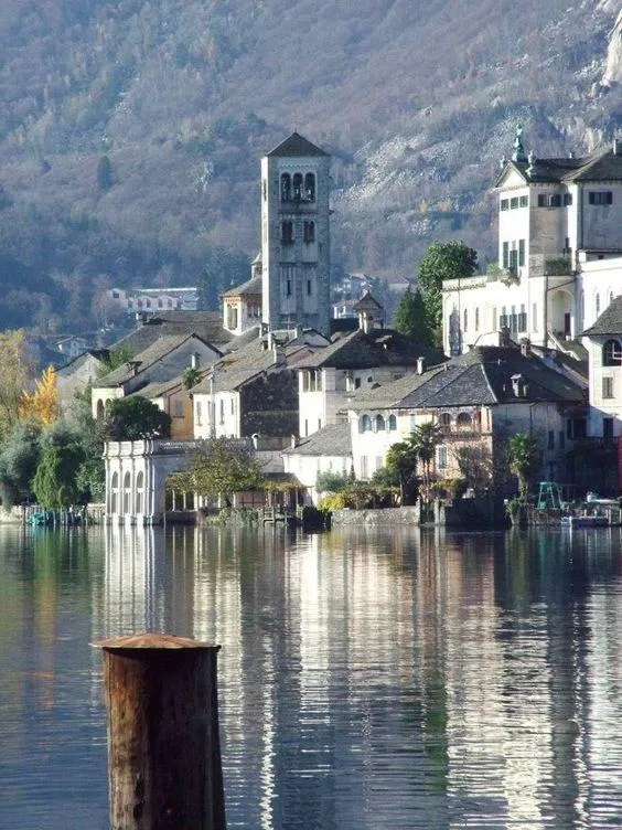 Tên của thị trấn Orta San Giulio cũng được đặt dựa theo hồ nước Orta xanh mát (Nguồn ảnh: Internet)