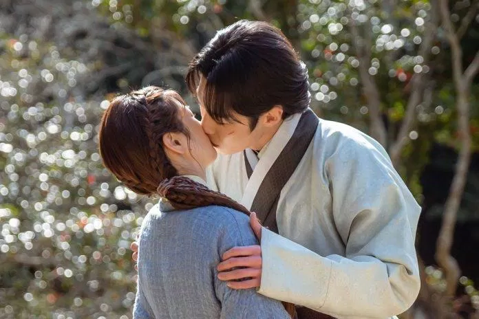 Nụ hôn ngọt ngào mà Jang Wook dành cho Mu Deok. (Ảnh: Internet)