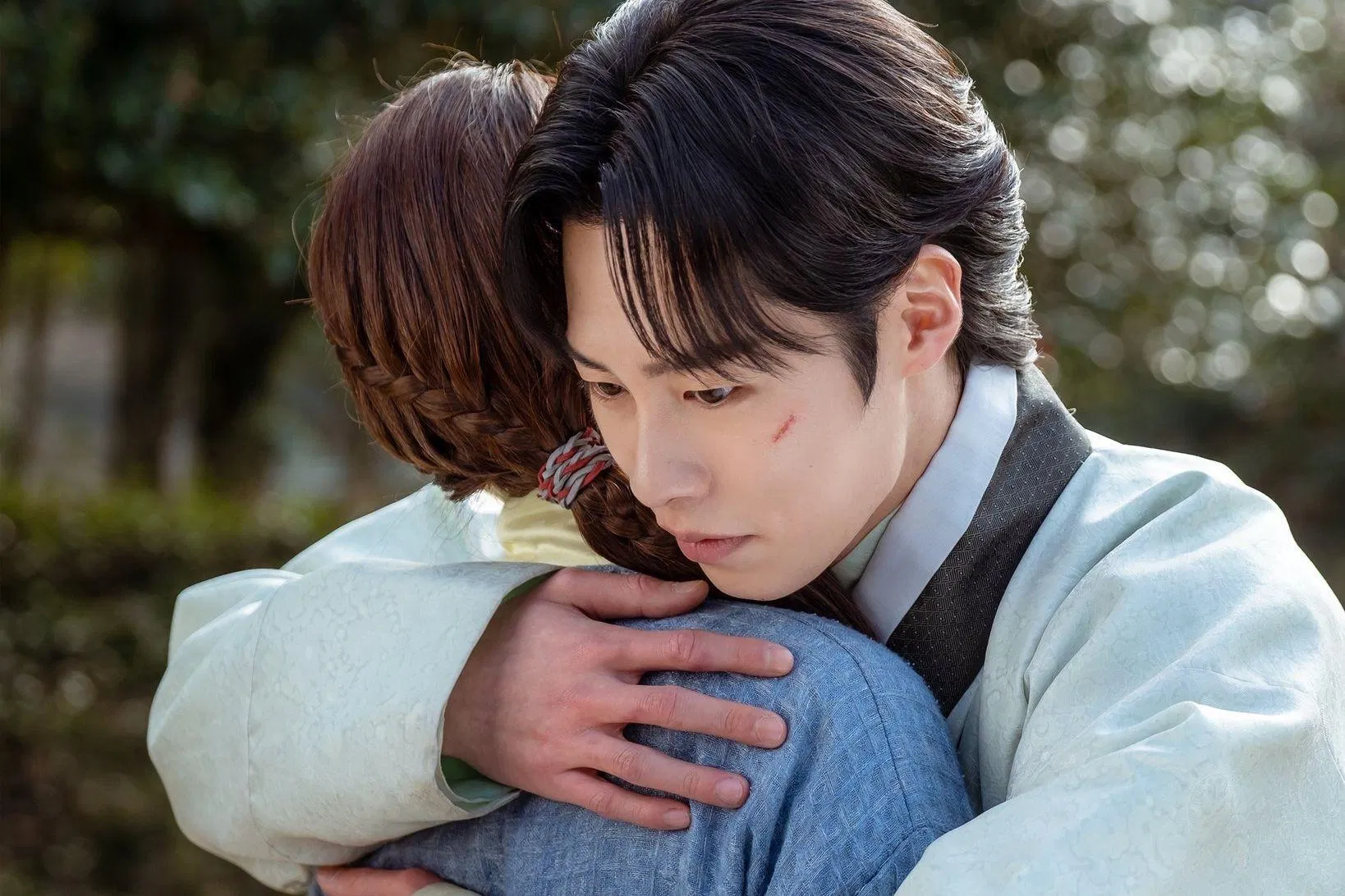 Với tình cảnh éo le, Jang Wook ngày càng trưởng thành. (Ảnh: Internet)