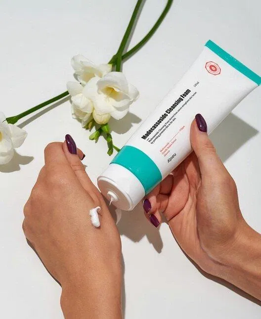Review sữa rửa mặt APieu Madecassoside Cleansing Foam: Làm sạch da siêu dịu nhẹ Allantoin Arnica Montana Flower Extract Chiết xuất hoa cúc arnica beeswax Betaine Centella Asiatica Extract chiết xuất rau má chống oxy hóa dưỡng ẩm điều trị mụn Giảm thâm glycerin kháng viêm làm sạch da làm sáng da Madecassoside mỹ phẩm Hàn Quốc sữa rửa mặt Sữa rửa mặt A Pieu Madecassoside Cleansing Foam
