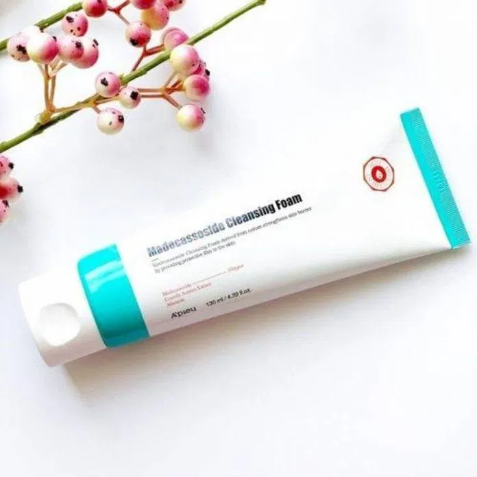 Review sữa rửa mặt APieu Madecassoside Cleansing Foam: Làm sạch da siêu dịu nhẹ Allantoin Arnica Montana Flower Extract Chiết xuất hoa cúc arnica beeswax Betaine Centella Asiatica Extract chiết xuất rau má chống oxy hóa dưỡng ẩm điều trị mụn Giảm thâm glycerin kháng viêm làm sạch da làm sáng da Madecassoside mỹ phẩm Hàn Quốc sữa rửa mặt Sữa rửa mặt A Pieu Madecassoside Cleansing Foam