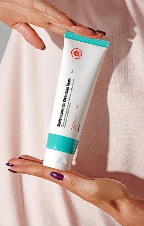 Review sữa rửa mặt APieu Madecassoside Cleansing Foam: Làm sạch da siêu dịu nhẹ Allantoin Arnica Montana Flower Extract Chiết xuất hoa cúc arnica beeswax Betaine Centella Asiatica Extract chiết xuất rau má chống oxy hóa dưỡng ẩm điều trị mụn Giảm thâm glycerin kháng viêm làm sạch da làm sáng da Madecassoside mỹ phẩm Hàn Quốc sữa rửa mặt Sữa rửa mặt A Pieu Madecassoside Cleansing Foam