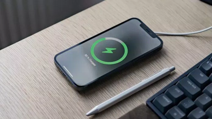 Tốc độ sạc của iPhone hiện nay vẫn được cho là quá chậm so với các điện thoại Android (Ảnh: Internet) Tốc độ sạc của iPhone hiện nay vẫn được cho là quá chậm so với các điện thoại Android (Ảnh: Internet)
