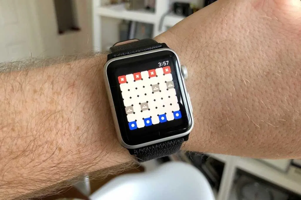 Đồng hồ Apple Watch tuy cực kỳ nhỏ gọn nhưng vẫn có thể chơi game được (Ảnh: Internet). Đồng hồ Apple Watch tuy cực kỳ nhỏ gọn nhưng vẫn có thể chơi game được (Ảnh: Internet).