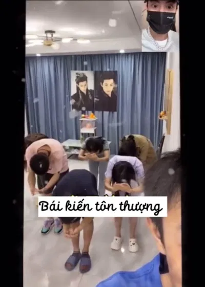 Mọi người thực hiện động tác bái kiến ma tôn như trong phim