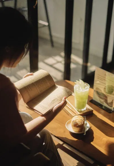 Tổng hợp 5 quán cà phê sách yên tĩnh cho bạn đọc sách và thư giãn ở Sài Gòn Bản Cà Phê cà phê cà phê sách Calmsense Book Cafe chill đọc sách Nhã Nam Nhã Nam Books N Coffee quán cà phê Quán nước Len Keng relax Sài Gòn The Wiselands Coffee thông tin thư giãn